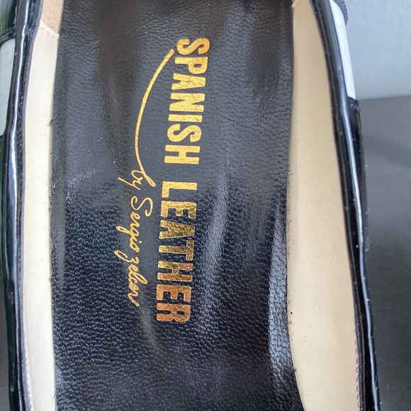 Spanish Leather Black and White Striped Pumps - Picture 4 of 11